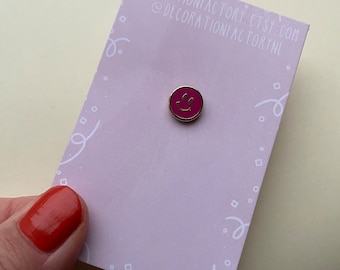 Petite épingle en émail smiley rose magenta // épingle sourire | répandre le bonheur | petite épingle | épinglette smiley | petite épingle sourire | épingle à sourire