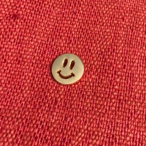 Kleiner vergoldeter Smiley Emaille Pin // Harte Emaille Revers Pin vergulde Happiness Smile Smiles Broche Bild 2