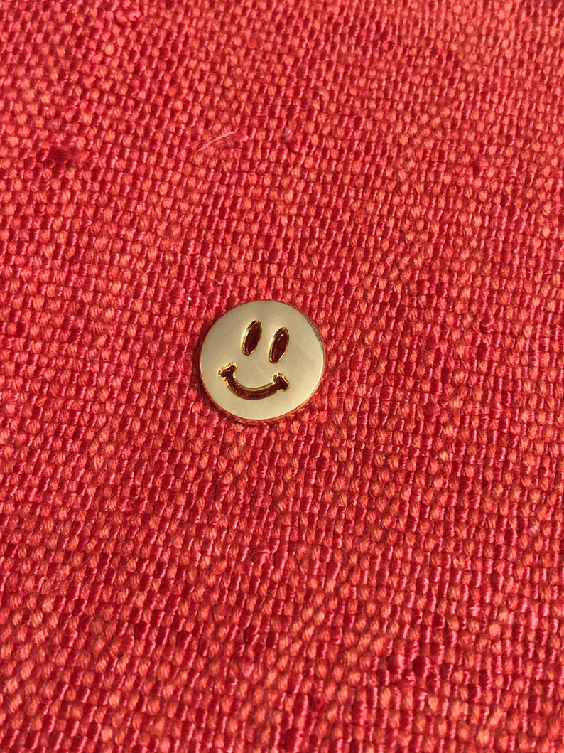 Kleiner vergoldeter Smiley Emaille Pin // Harte Emaille Revers Pin vergulde Happiness Smile Smiles Broche Bild 2