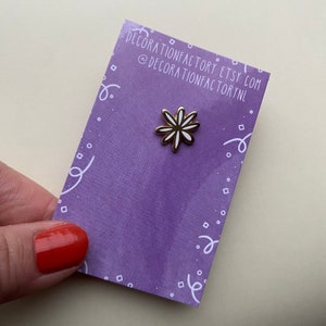 Kleine witte emaille pin met doodle bloem// Harde emaille reversspeld vergulde bloemen zomerbadge broche klein