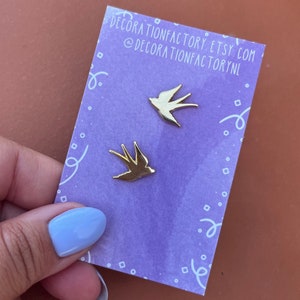Small swallow set enamel pin gold plated // dierenpin, vogelpin, natuurpin, vrijheidspin, kleine pin, pin-badge, zwaluwbroche