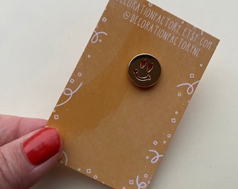 Kleiner vergoldeter Smiley Emaille Pin // Hard emaille revers pin Vergulde Glück Smile Smiles Abzeichen broche klein