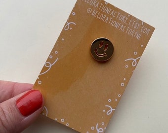 Petite épingle émaillée smiley plaquée or // Épinglette rigide emaille vergulde bonheur sourire sourires badge badge klein