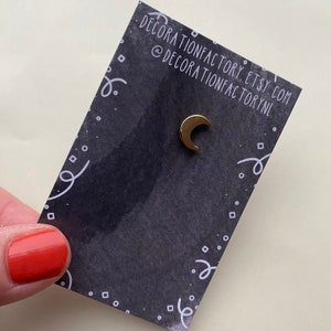 Pequeño pin de esmalte de luna bañado en oro // Pin de solapa de esmalte duro, broche con insignia de galaxia bañado en oro pequeño