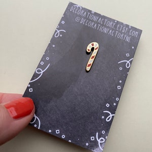 Tiny Candy Cane emaille pin//harde emaille pin, kerstpin, kleine pin, leuke pin, vakantiepin, kleine pin