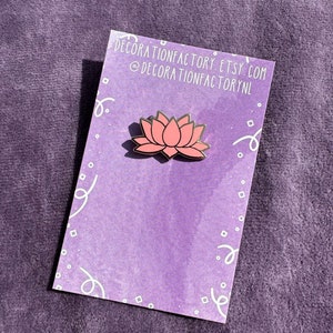 Tiny lotus emaille pin//harde emaille pin, roze lotus pin, meditatie pin, zen pin, retreat pin, yoga pin, yoga mat, holy pin, waterlotus