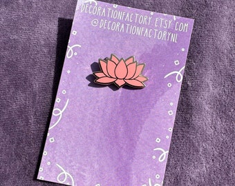 Kleine lotus emaille pin//harde emaille pin, roze lotus pin, meditatie pin, zen pin, retraite pin, yoga pin, yogamat, heilige pin, waterlotus