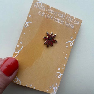 Kleine rode emaille pin met bloemenbloem// Harde emaille reversspeld vergulde bloemen zomerbadge broche klein
