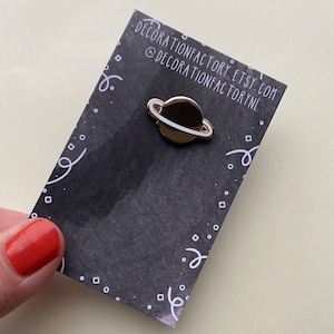 Kleine witte en gouden planeet emaille pin// Hard geëmailleerde reversspeld vergulde badge broche wereld ruimte galaxy
