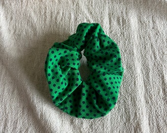 Retro print scrunchie upcycled green with blue dots graphic design