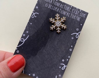 Tiny Snowflake emaille pin//harde emaille pin, kerst pin, kleine pin, feestelijke pin, vakantie pin, kleine pin, winter pin