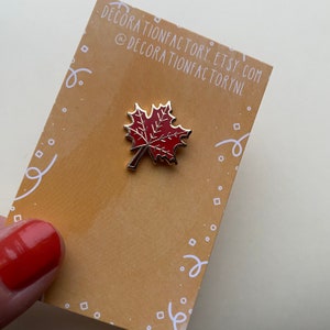 Small maple leaf enamel pin // nature pin | Canadian maple leaf | leaf pin | oak leaf pin