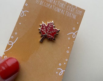 Small maple leaf enamel pin // nature pin | Canadian maple leaf | leaf pin | oak leaf pin