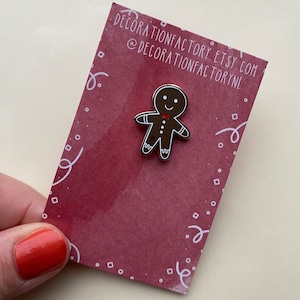 Gingerbread man emaille pin//harde emaille pin, kerstpin, kleine pin, feestelijke pin, vakantiepin, kleine pin, winterpin