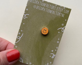 Kleine oranje geel vergulde smiley glimlach emaille pin//harde emaille revers pin vergulde geluk badge broche klein