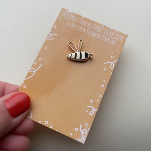 Tiny Bee emaille pin//harde emaille pin, insectenpin, dierenpin, natuurpin, buitenpin, kleine pin, pinbadge