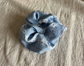 Lichtblauwe baby blauwe scrunchie met wit bloemenpatroon // bloem scrunchie // baby blauwe scrunchie // haar scrunchie