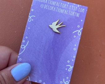 Tiny swallow bird left enamel pin // Hard enamel pin, animal pin, bird pin, nature pin, freedom pin, small pin, pin badge, swallow brooch