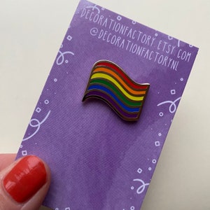 LGBT-trotsvlag hard geëmailleerd vergulde pin - homovlag, regenboogvlag, liefde is liefde, trotsweek, gaypride, trotsoutfit, trotsvlag, queer