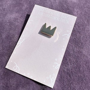 Broche de esmalte de coroa pequena // Broche de lapela de esmalte duro, broche de distintivo banhado a ouro, broche de coroa, reis e rainhas, monarquia, broche de coroa, broche de princesa
