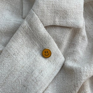 Kleiner gelb-oranger Smiley-Emaille-Pin // Smile-Pin Glück verbreiten winziger Stift Smiley-Gesicht-Pin kleiner Lächeln-Pin lächelt Pin Bild 2