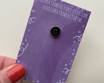 Smiley pour épingles emaille Kleine zwarte // épingle smiley | Geluk verspreiden | klein speldje | épingle a rencontré smiley | kleine glimlachspeld | épinglette glimlach
