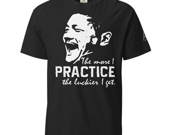 Je mehr ich übe, desto mehr Glück bekommt man - stückgefärbtes schweres T-Shirt