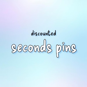 Könnte beinhalten: Text auf hellblauem Hintergrund, der "discounted seconds pins" lautet.