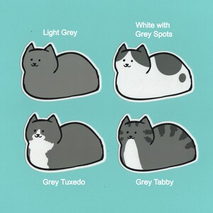 Puede incluir: Cuatro gatos de dibujos animados con diferentes patrones y colores de pelaje. Los gatos est&aacute;n tumbados y tienen el vientre blanco. Los gatos est&aacute;n etiquetados como "Gris claro", "Blanco con manchas grises", "Esmoquin gris" y "Gris atigrado".