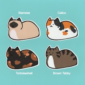 Puede incluir: Cuatro pegatinas de gatos ilustrados con diferentes patrones y colores de pelaje. Las pegatinas est&aacute;n etiquetadas como "Siam&eacute;s", "Calico", "Caparaz&oacute;n de tortuga" y "Tabby marr&oacute;n".