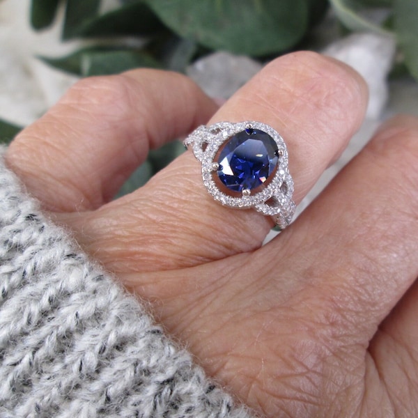 TANZANITE Halo Ring>925 Sterling Sparkling Simulated Diamonds>Oval cut Tanzanite ring,Tanzanite,925 sterling,Birthstone ring,Non Tarnish