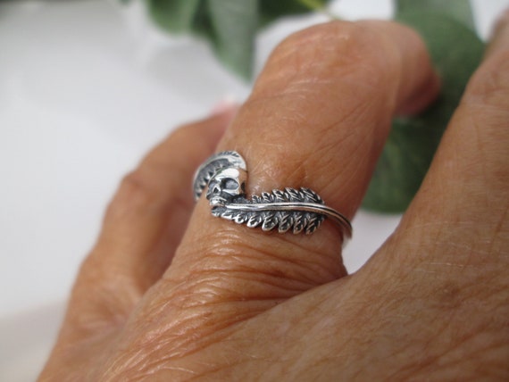 Sterling Silver SKULL Ring>Skull with Feathers ring,Skull and Feathers Jewelry,925 Skull Ring,Dainty Skull Ring,Biker Ring,Small Skull Ring View 3