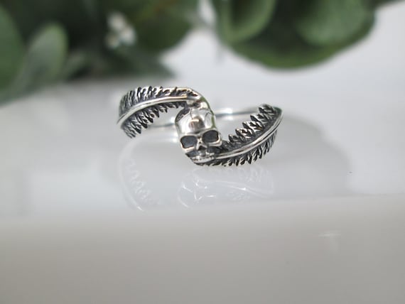 Sterling Silver SKULL Ring>Skull with Feathers ring,Skull and Feathers Jewelry,925 Skull Ring,Dainty Skull Ring,Biker Ring,Small Skull Ring