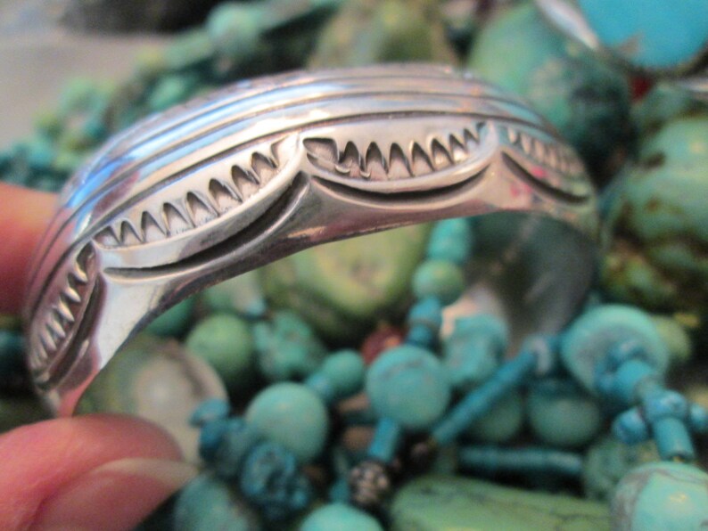 JNB048 Gorgeous Navajo Hand Stamped Cuff Signed Nicely Made 34 wide in Great condition Quite Beautiful Unisex Design