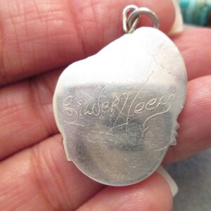 Peut inclure: Pendentif en argent en forme de c&oelig;ur avec une signature qui dit "Silver Creek".
