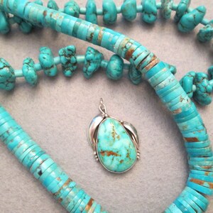 Peut inclure: Un collier en turquoise avec un pendentif. Le collier est compos&eacute; de perles en turquoise et le pendentif est un sertissage en argent avec une pierre en turquoise.