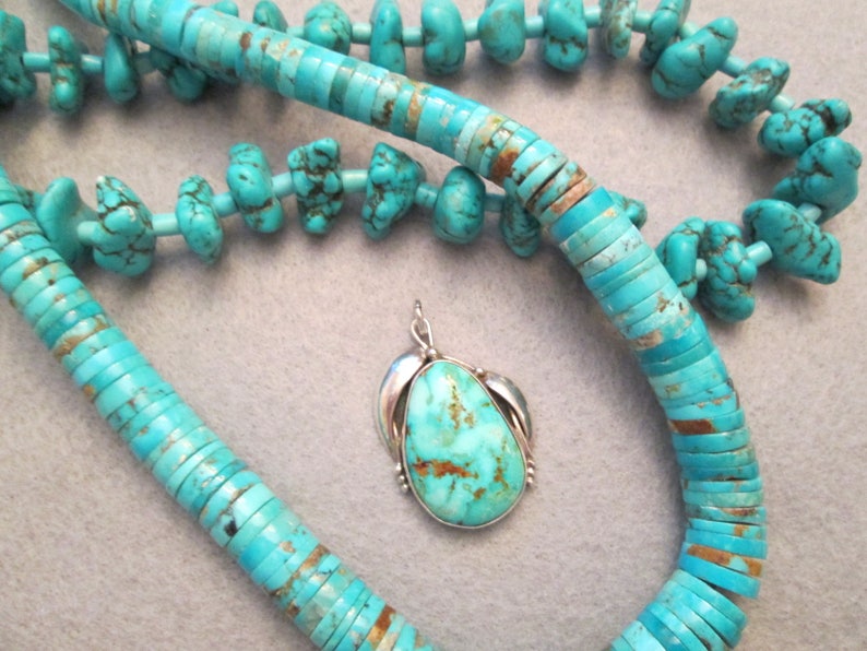 Peut inclure: Un collier en turquoise avec un pendentif. Le collier est compos&eacute; de perles en turquoise et le pendentif est un sertissage en argent avec une pierre en turquoise.
