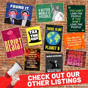 Peut inclure: Plusieurs affiches politiques avec des slogans tels que &laquo;&nbsp;FOUND IT&nbsp;&raquo;, &laquo;&nbsp;RESIST&nbsp;&raquo; et &laquo;&nbsp;TAX THE RICH&nbsp;&raquo;. Les affiches sont affich&eacute;es sur un mur de briques, avec un m&eacute;gaphone visible en bas &agrave; gauche. Les affiches ont des couleurs vari&eacute;es.