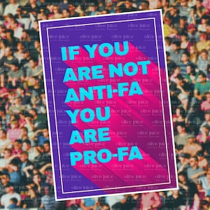 Puede incluir: Un póster con un fondo degradado púrpura y rosa presenta el texto "IF YOU ARE NOT ANTI-FA YOU ARE PRO-FA" en letras turquesas con una larga sombra. El póster tiene un borde blanco y está sobre una multitud borrosa.