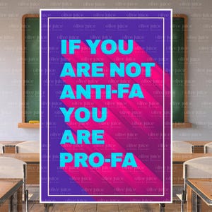 以下が含まれることがあります： 紫とピンクの背景に、大きなターコイズ色の文字で「IF YOU ARE NOT ANTI-FA YOU ARE PRO-FA」と書かれたポスター。言葉は長い影を落としています。ポスターは白いフレームに入っています。