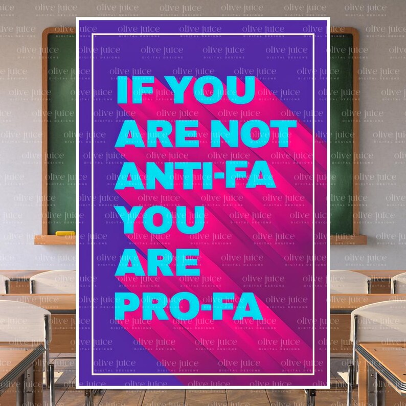 以下が含まれることがあります： 紫とピンクの背景に、大きなターコイズ色の文字で「IF YOU ARE NOT ANTI-FA YOU ARE PRO-FA」と書かれたポスター。言葉は長い影を落としています。ポスターは白いフレームに入っています。