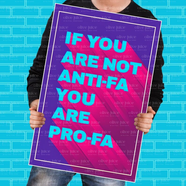 以下が含まれることがあります： 紫とピンクの背景に、ターコイズ色の「IF YOU ARE NOT ANTI-FA YOU ARE PRO-FA」というテキストが書かれたポスター。青いレンガの壁を背景に、人がポスターを持っています。
