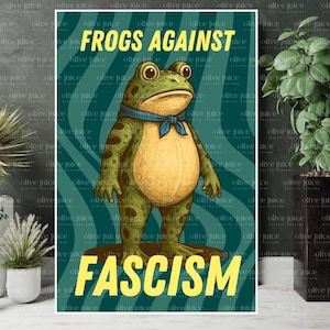 Puede incluir: Un póster con una rana de dibujos animados con una bufanda azul, de pie sobre una superficie marrón. El texto "FROGS AGAINST FASCISM" está en amarillo arriba y abajo de la rana, sobre un fondo turquesa con un patrón ondulado. Se repiten las palabras "olive juice".