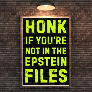 Peut inclure: Une affiche encadr&eacute;e avec le texte "HONK IF YOU'RE NOT IN THE EPSTEIN FILES" en vert vif sur un fond noir. L'impression est dans un cadre en bois et est accroch&eacute;e &agrave; un mur de briques.