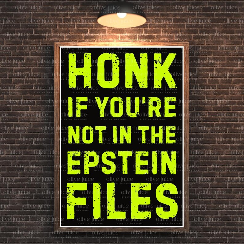 Peut inclure: Une affiche encadr&eacute;e avec le texte "HONK IF YOU'RE NOT IN THE EPSTEIN FILES" en vert vif sur un fond noir. L'impression est dans un cadre en bois et est accroch&eacute;e &agrave; un mur de briques.