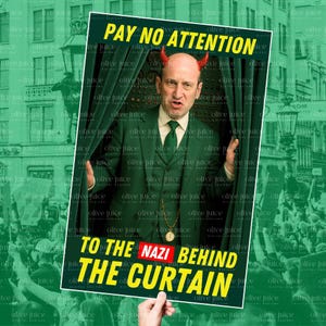 Puede incluir: Un cartel con el texto "PAY NO ATTENTION TO THE NAZI BEHIND THE CURTAIN" presenta a un hombre con un traje verde y cuernos de diablo. El cartel se sostiene frente a una multitud y edificios.