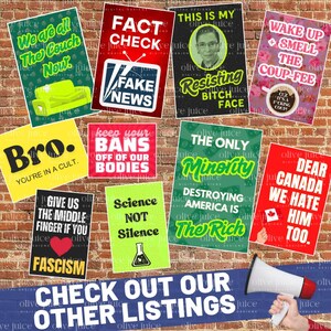 Peut inclure: Plusieurs affiches color&eacute;es avec des slogans et des graphiques vari&eacute;s, dont "Fact Check Fake News" et "Science Not Silence". Les affiches sont affich&eacute;es sur un mur de briques, avec un appel &agrave; l'action en bas.