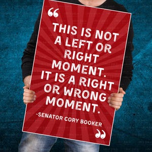 Cartel de protesta con cita del senador Cory Booker: ¿Momento adecuado o inadecuado?