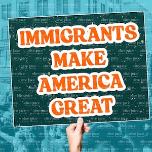 以下が含まれることがあります： 白の縁取りのある緑色の看板に、オレンジ色の文字で「Immigrants Make America Great」と書かれている。看板は人の手で持ち上げられている。
