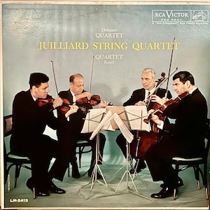 Könnte beinhalten: Vintage Albumcover mit dem Juilliard String Quartet, mit Text, der Debussy- und Ravel-Kompositionen angibt. Das Bild zeigt vier Musiker in formeller Kleidung, die Streichinstrumente spielen. Das RCA Victor Red Seal-Logo ist sichtbar.